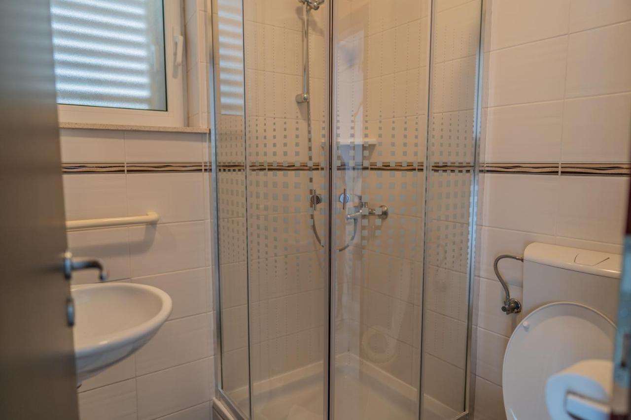 Guesthouse Kamarin Pomena Bagian luar foto