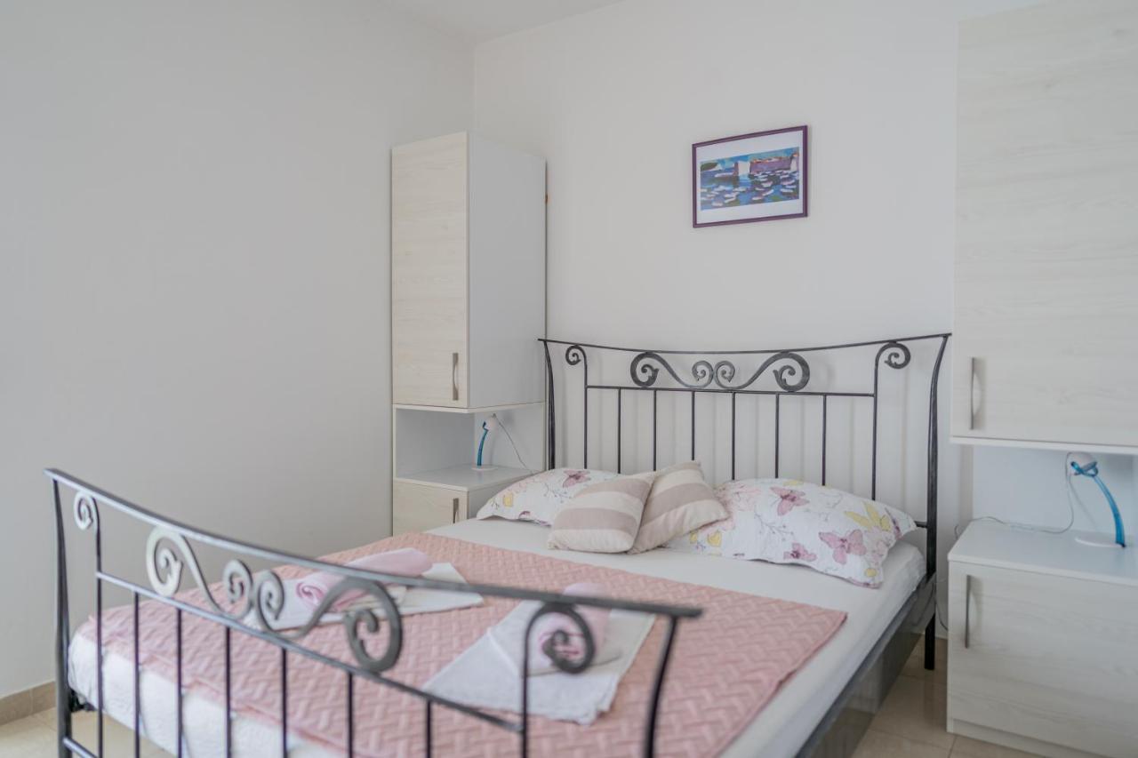 Guesthouse Kamarin Pomena Bagian luar foto