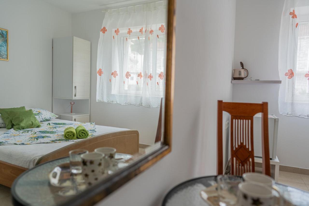 Guesthouse Kamarin Pomena Bagian luar foto