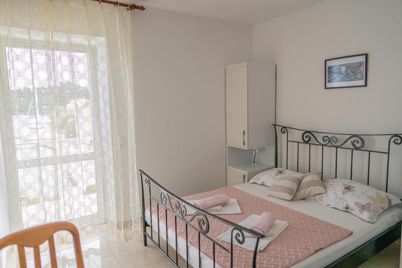 Guesthouse Kamarin Pomena Bagian luar foto