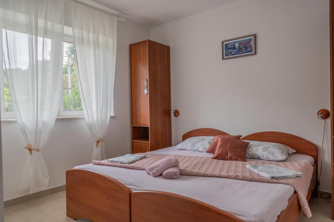 Guesthouse Kamarin Pomena Bagian luar foto