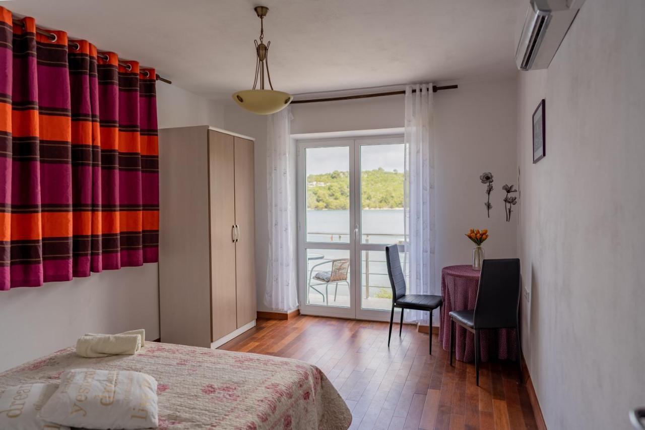 Guesthouse Kamarin Pomena Bagian luar foto