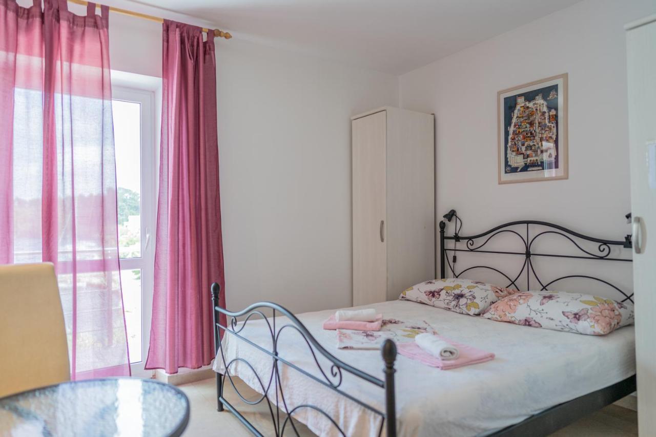 Guesthouse Kamarin Pomena Bagian luar foto